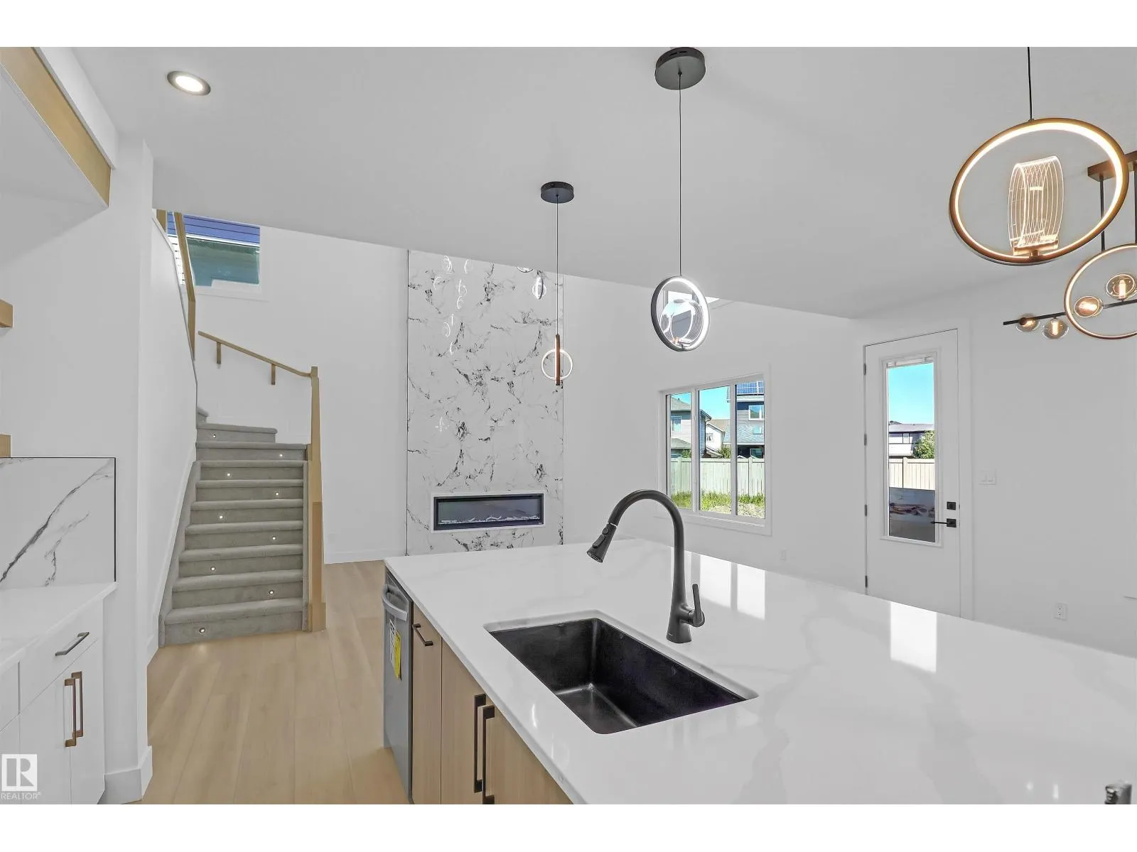15043 15 ST NW