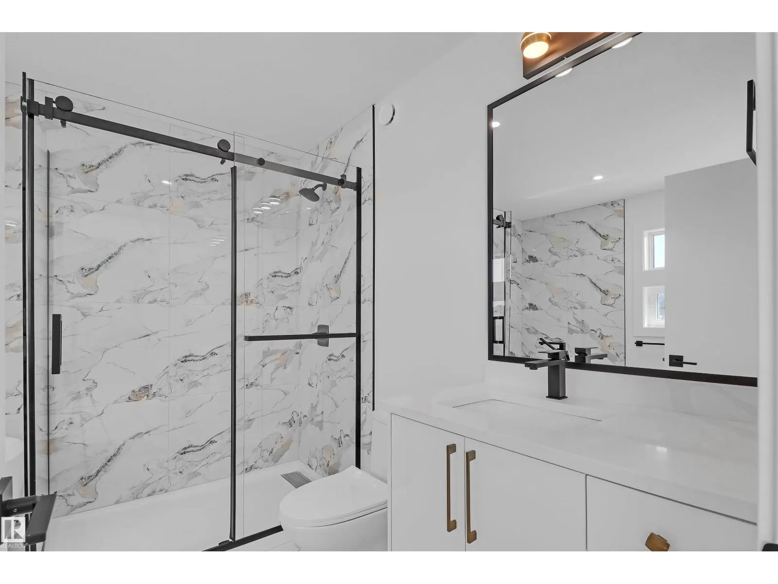 15043 15 ST NW