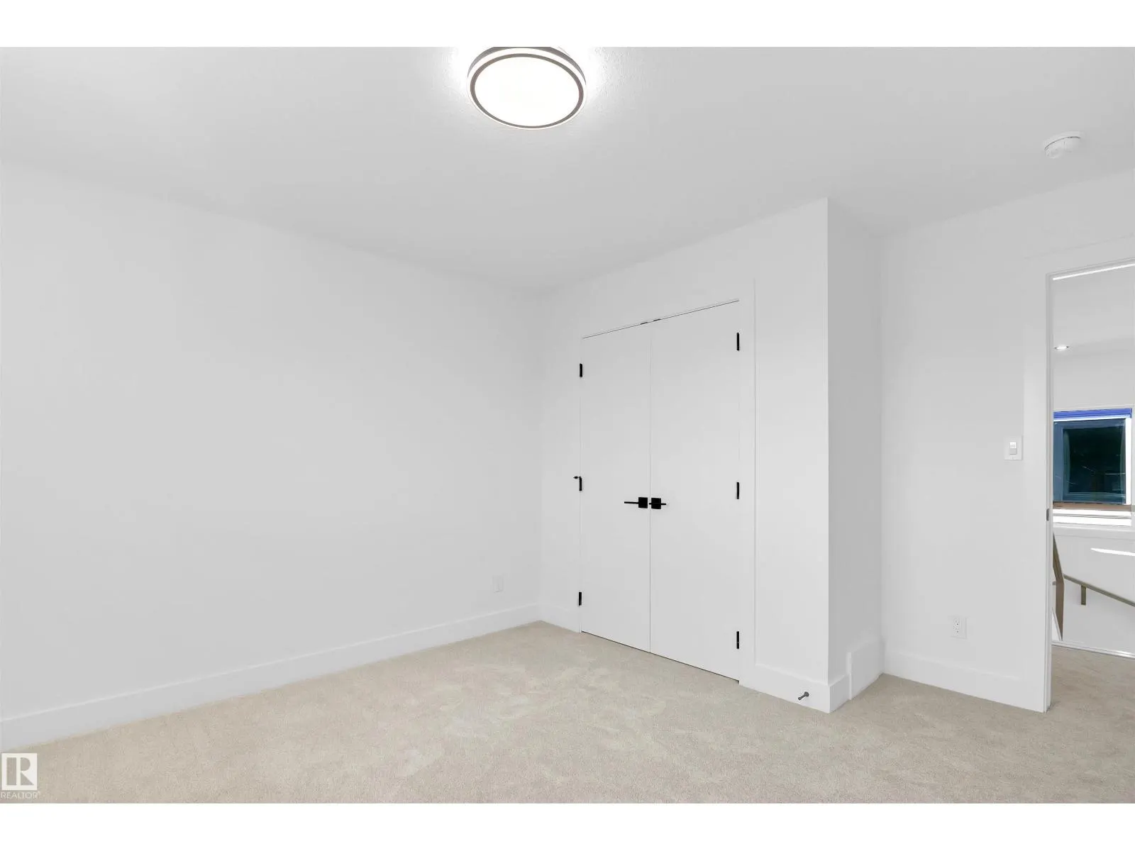 15043 15 ST NW