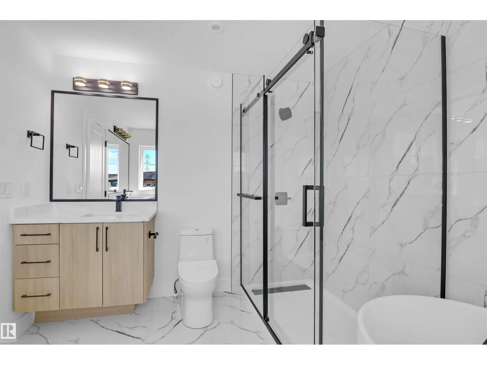 1504 151 AV NW