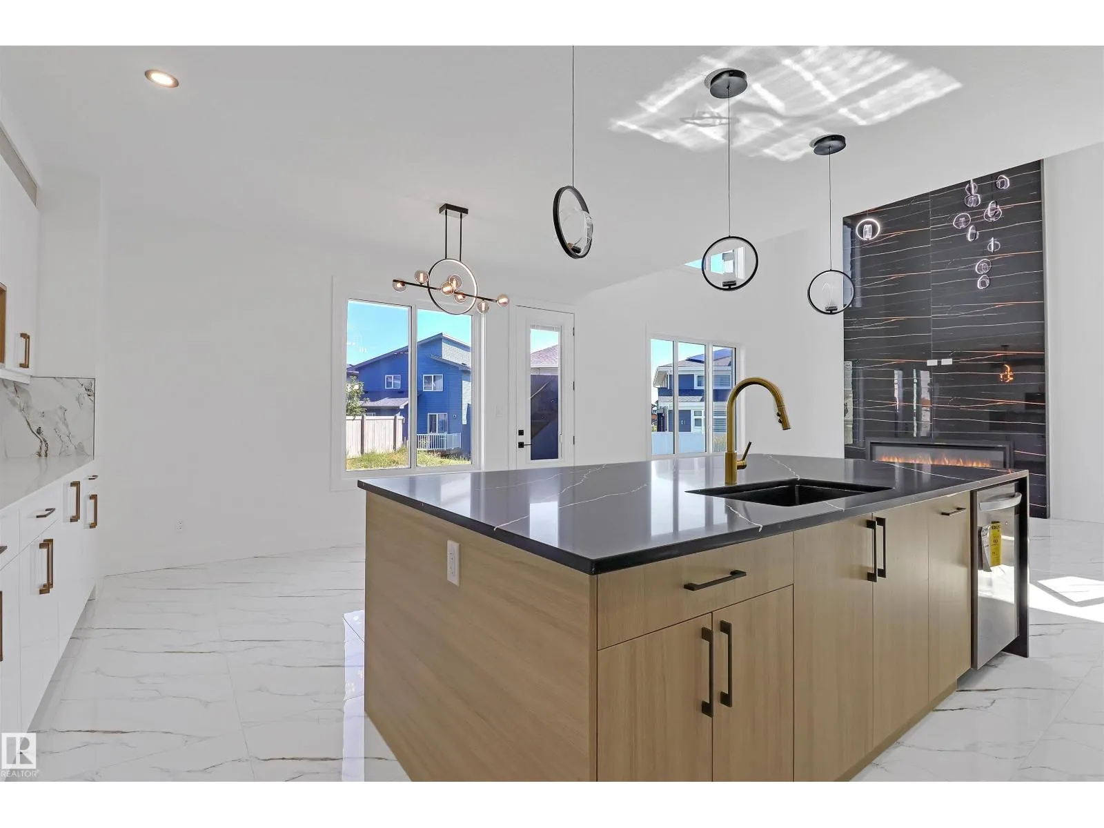 1504 151 AV NW