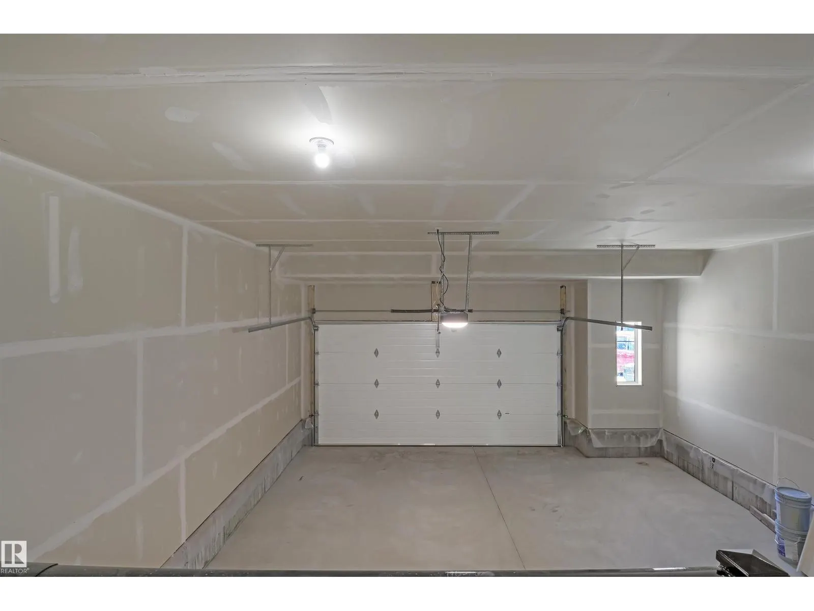 1504 151 AV NW