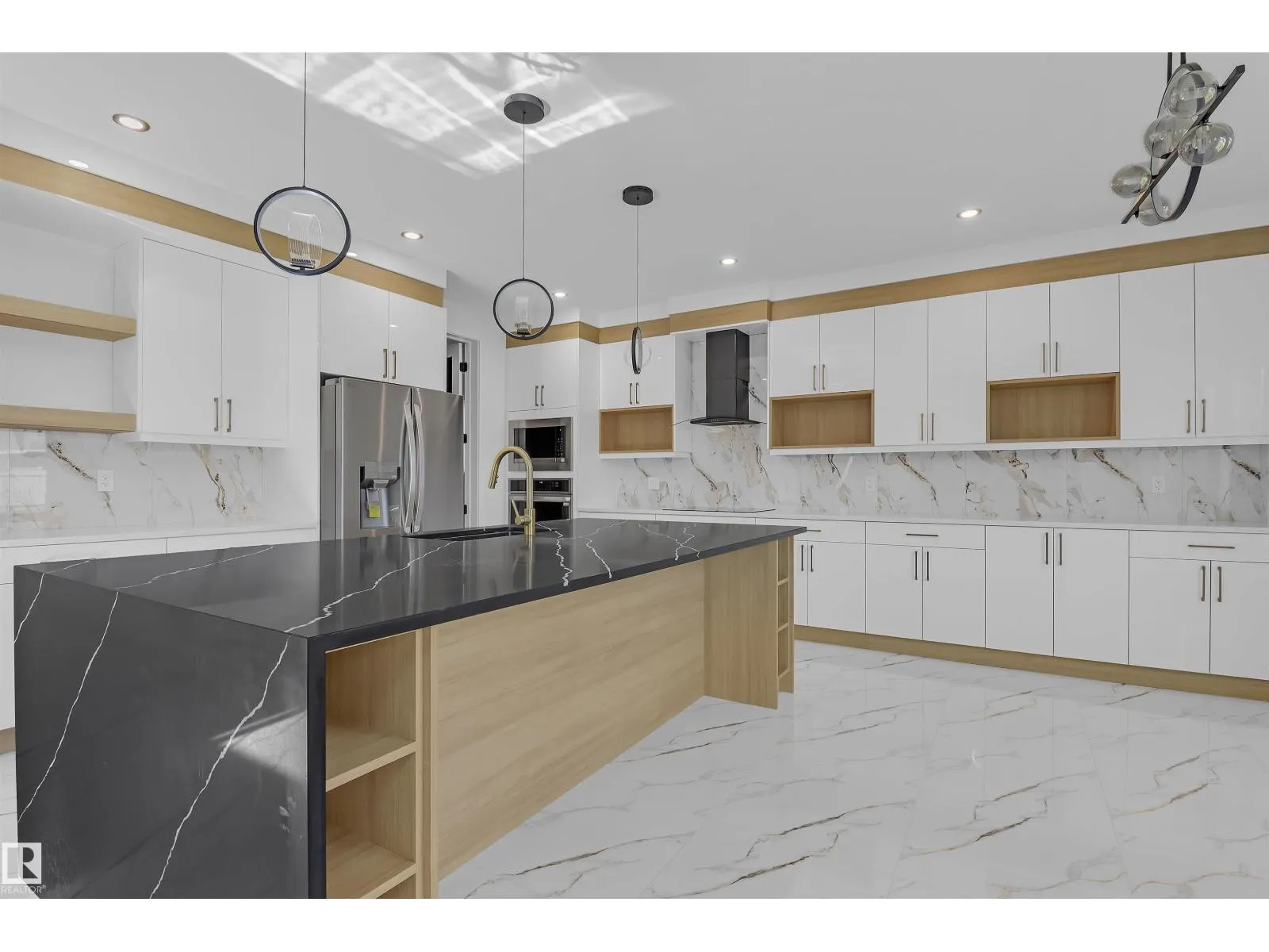 1504 151 AV NW