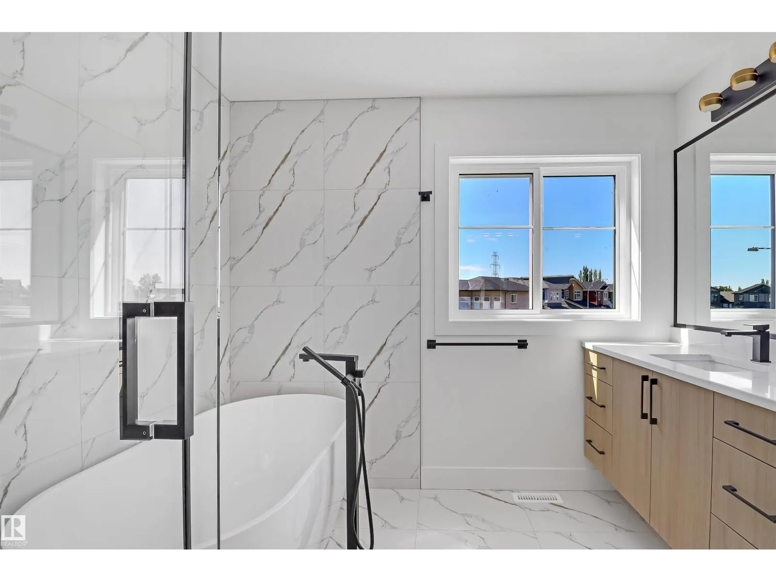 1504 151 AV NW