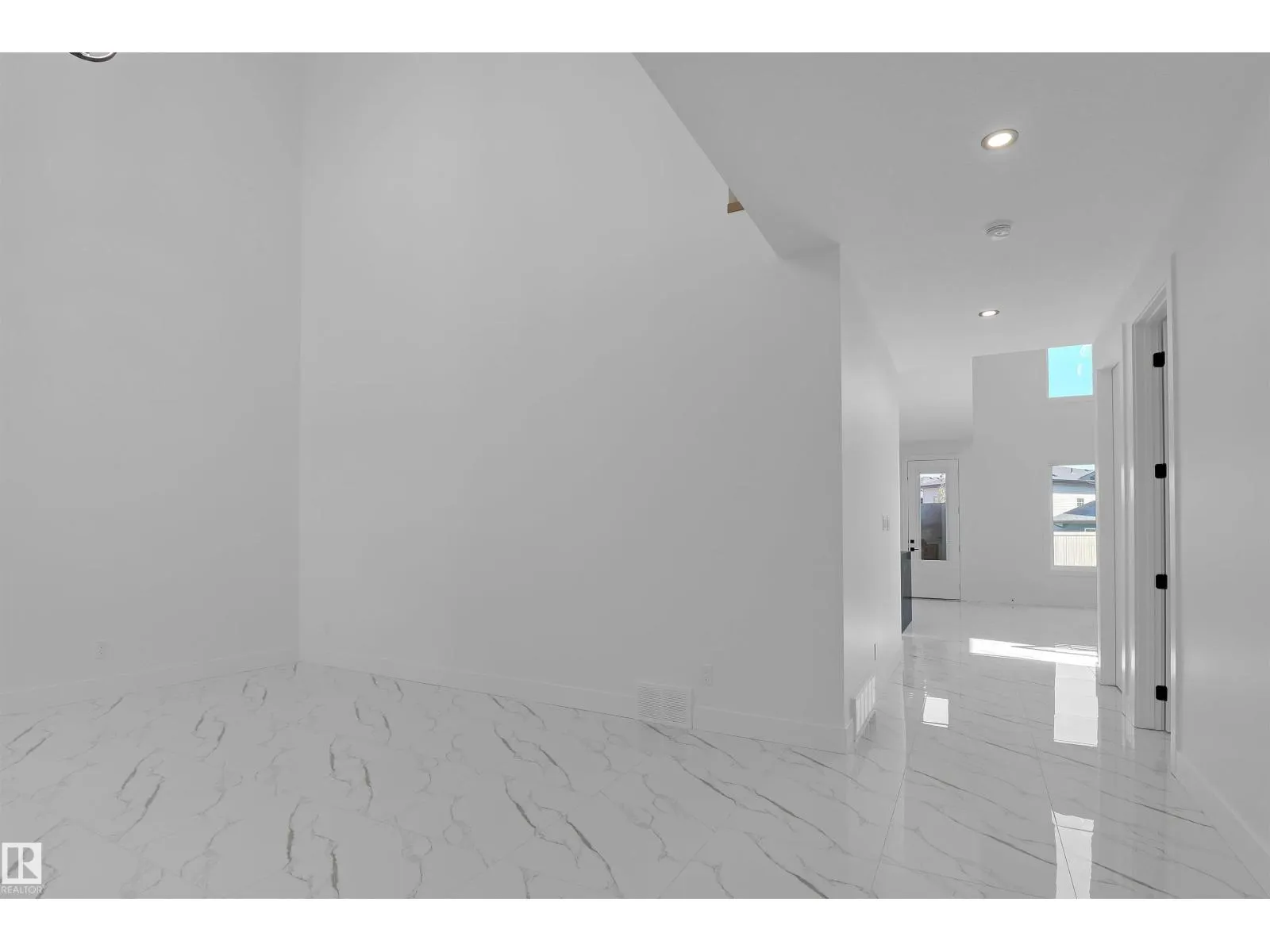 1504 151 AV NW