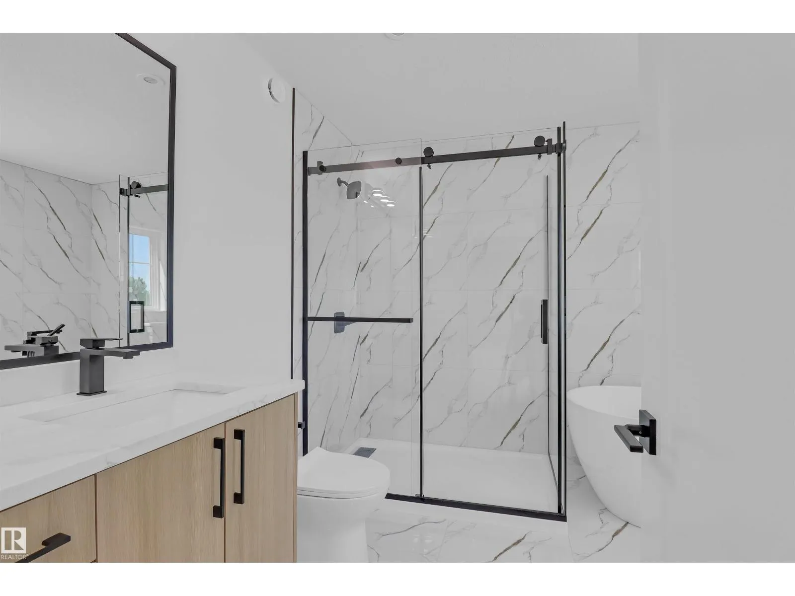1504 151 AV NW