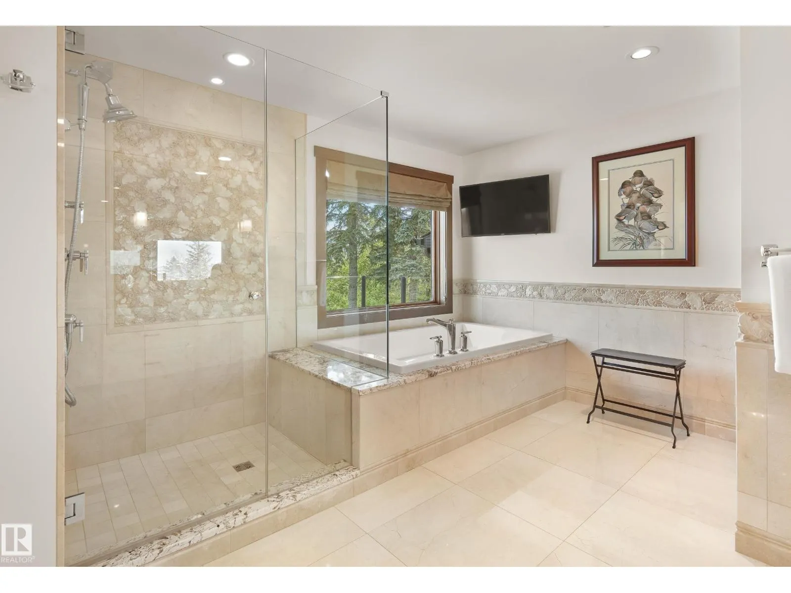 5 DONSDALE CR NW