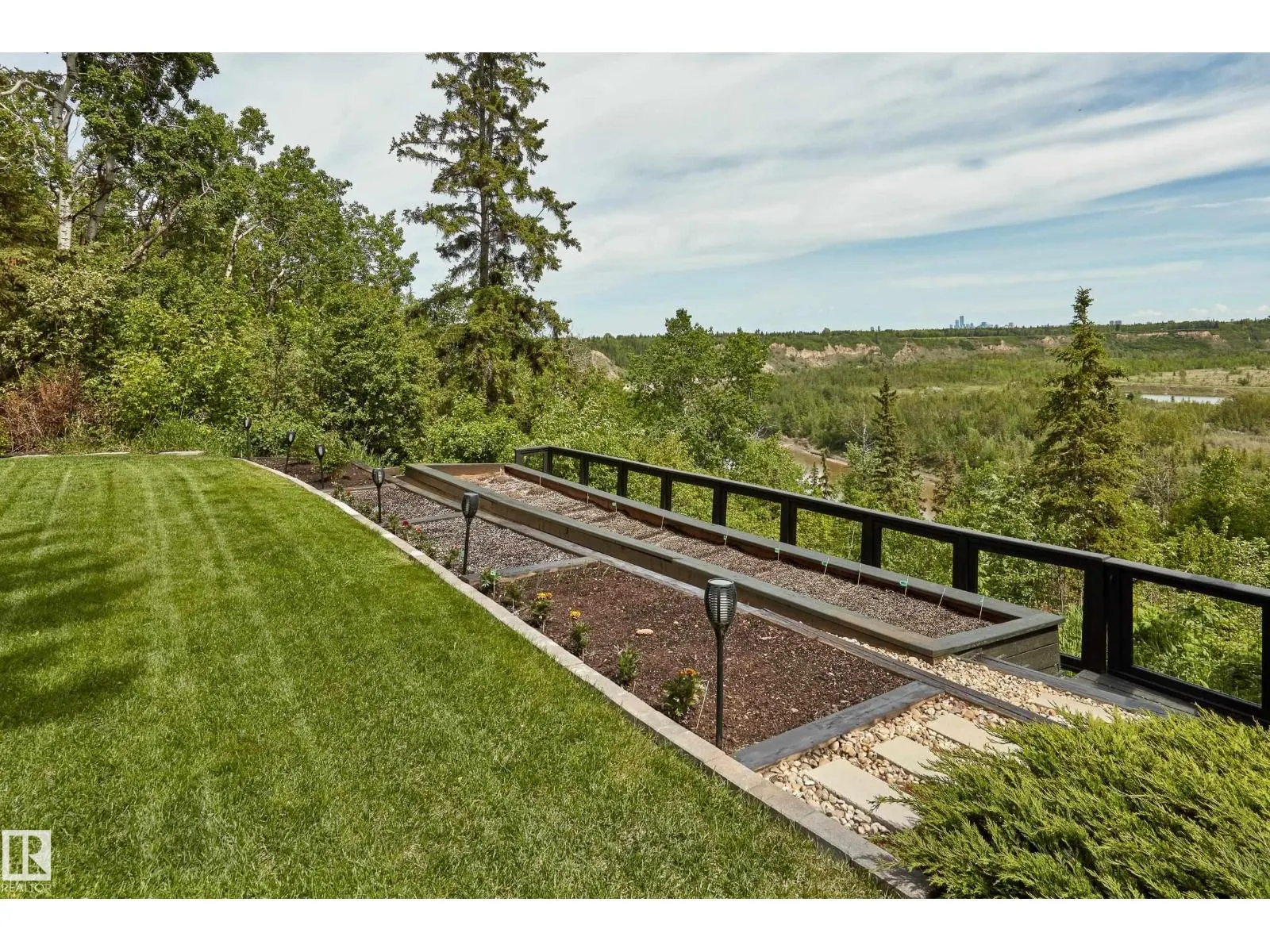 5 DONSDALE CR NW