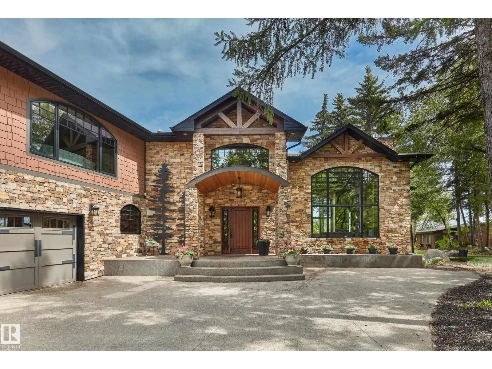 5 DONSDALE CR NW