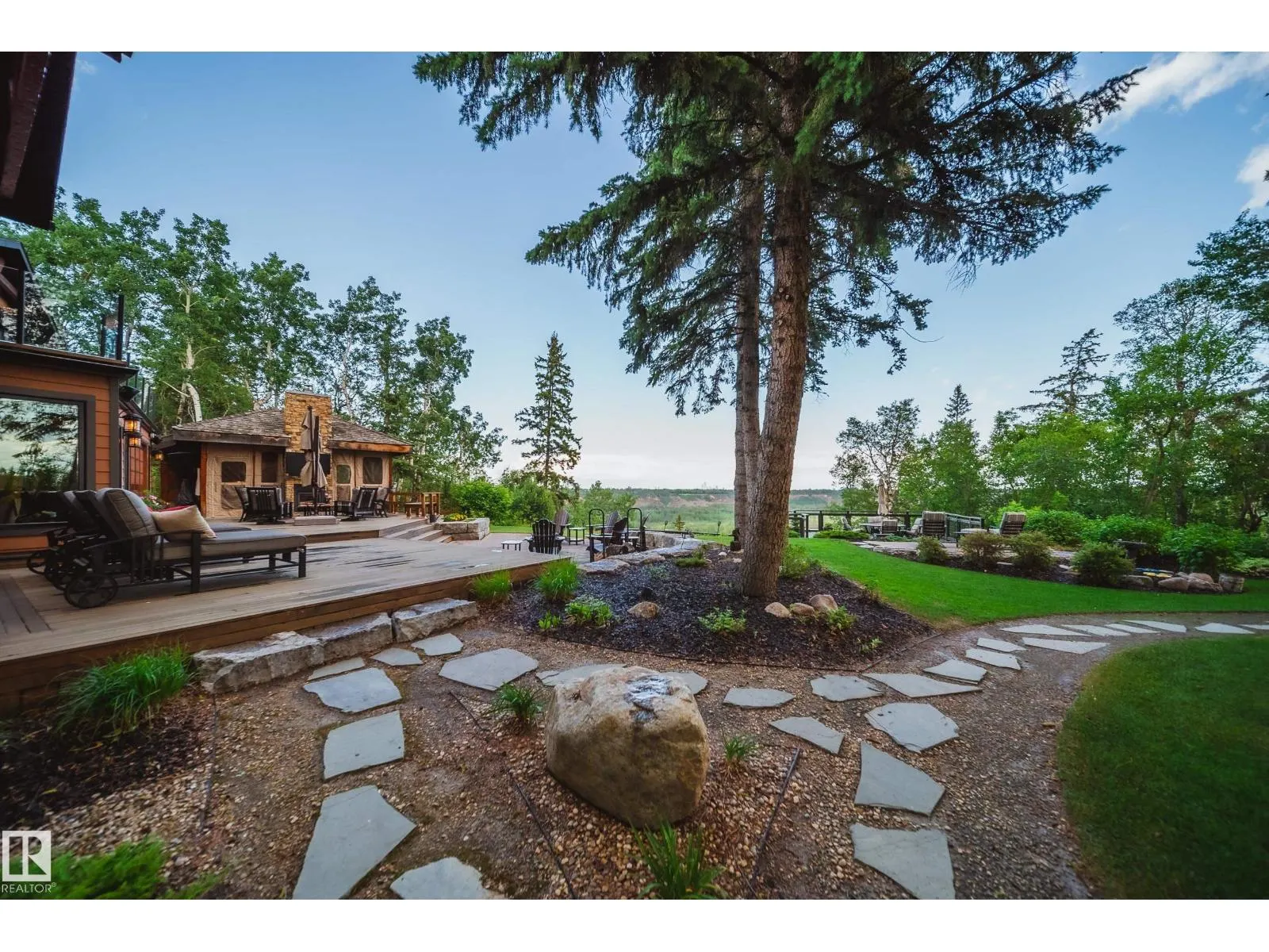 5 DONSDALE CR NW