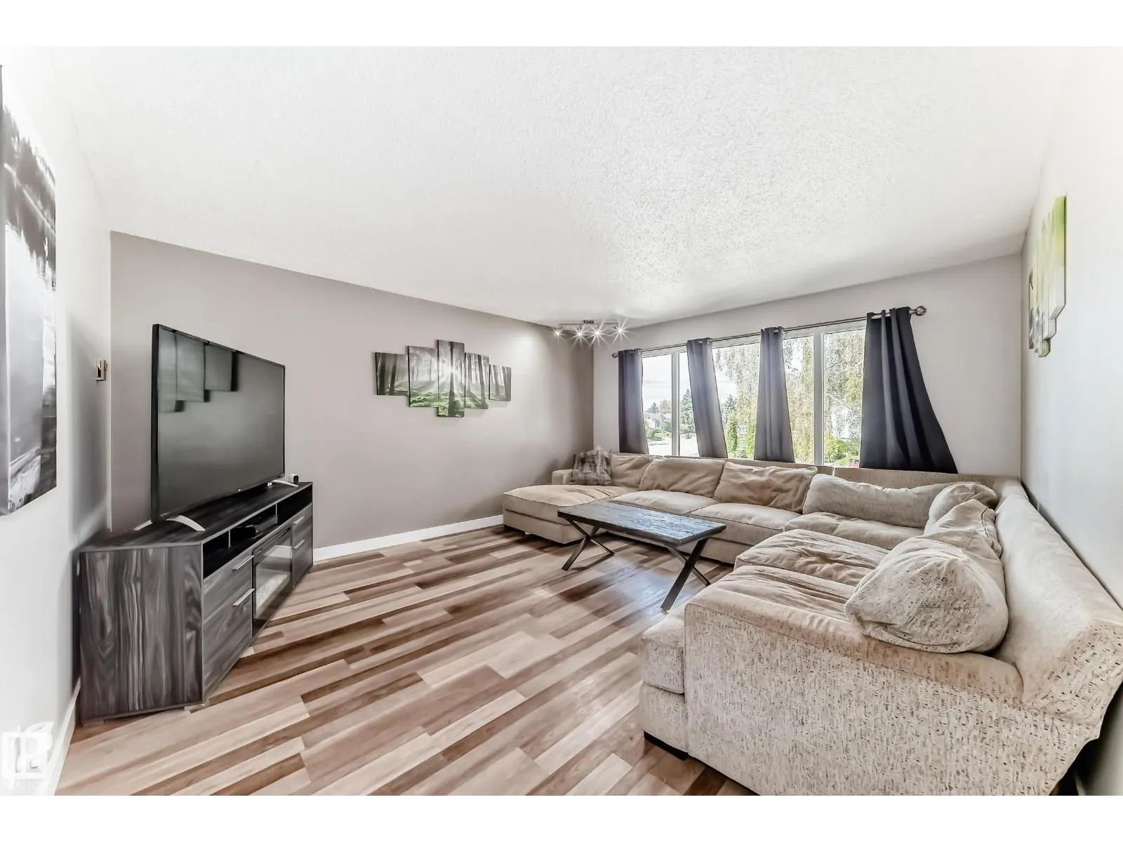 8803 16 AV NW