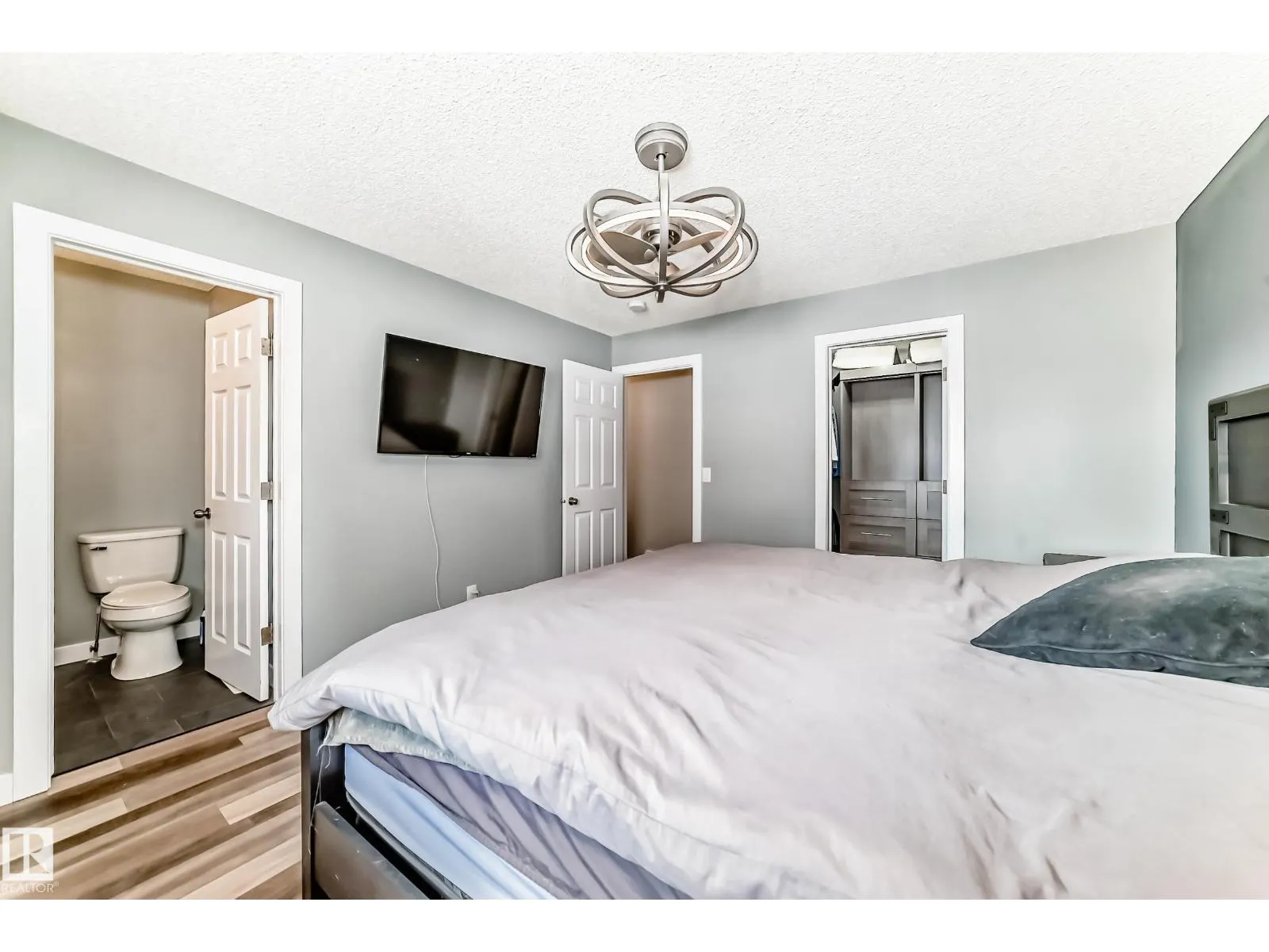 8803 16 AV NW