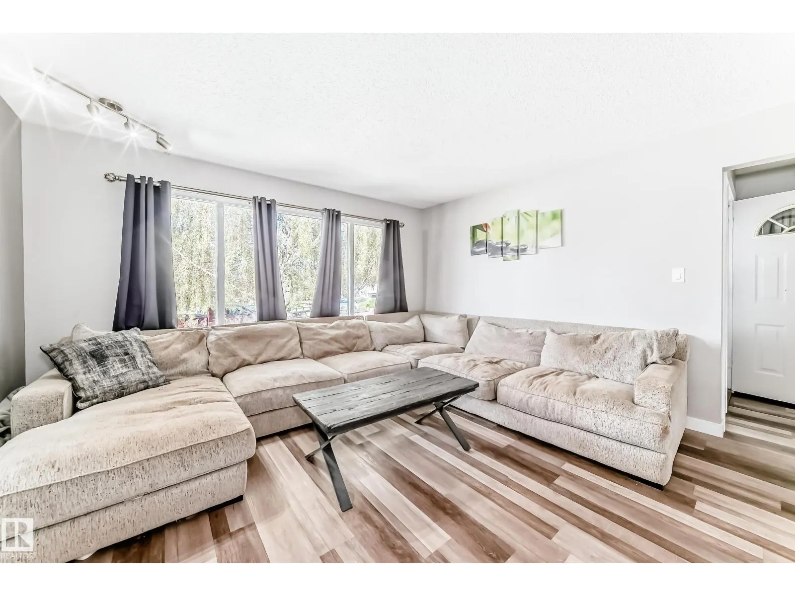 8803 16 AV NW
