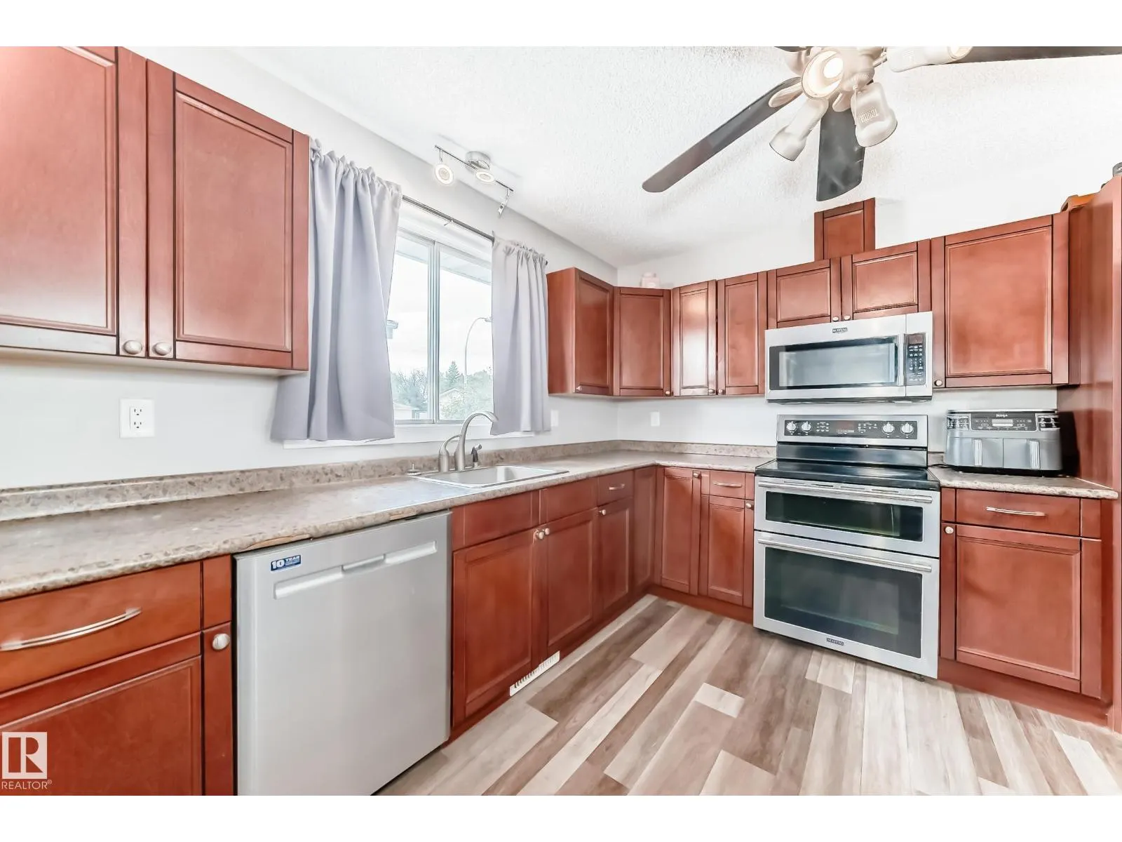 8803 16 AV NW