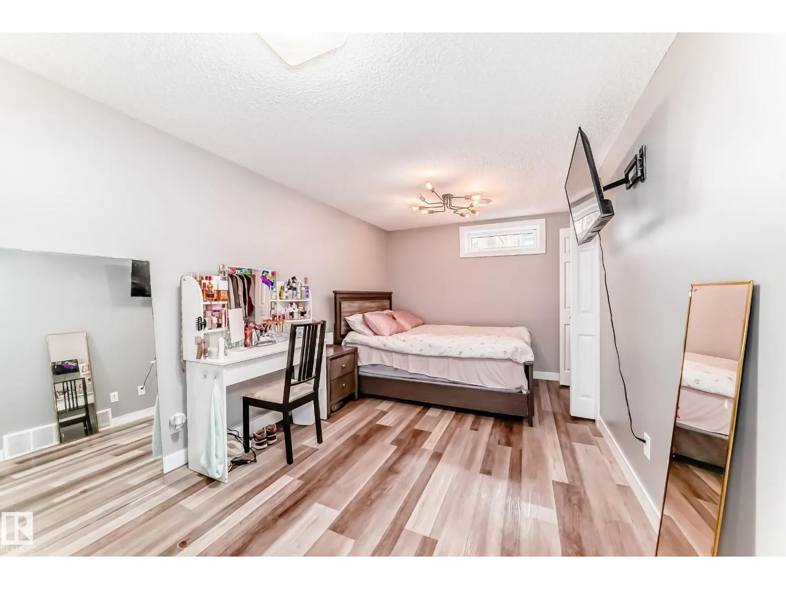8803 16 AV NW