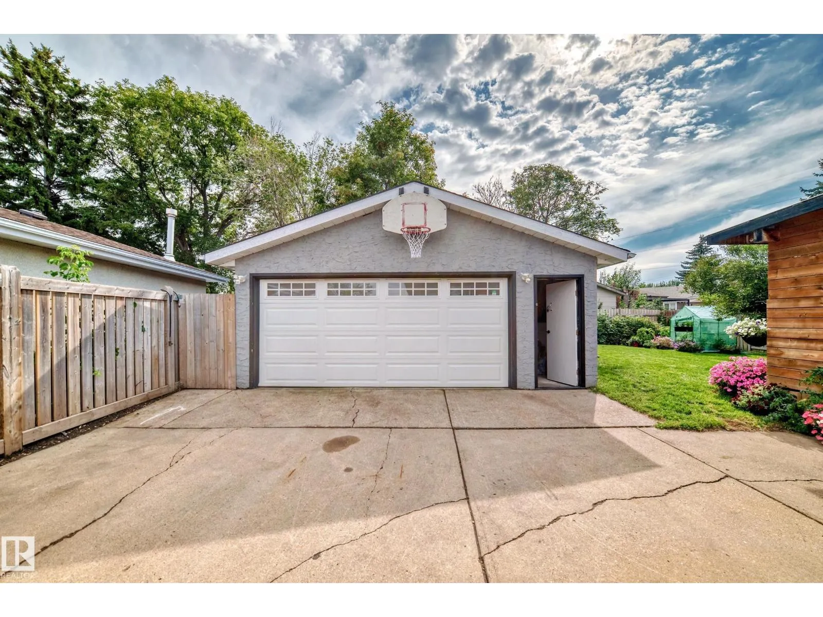 8803 16 AV NW