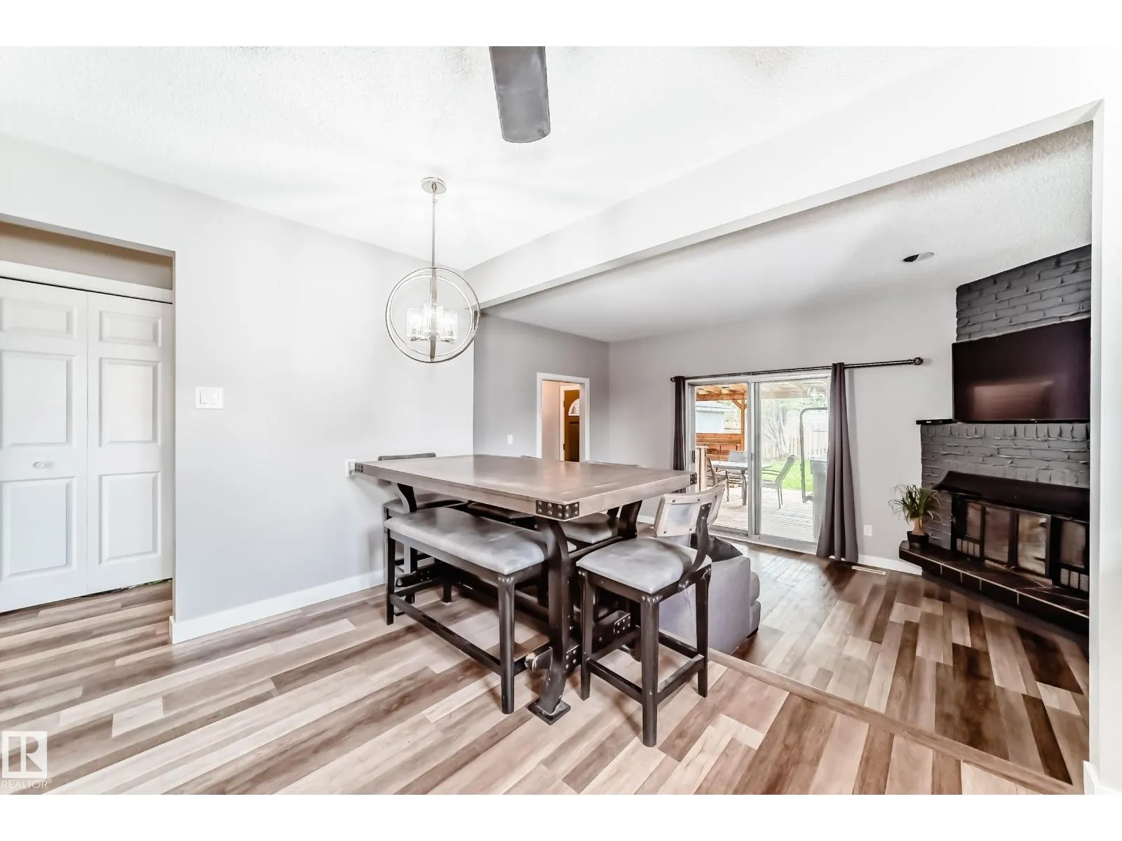 8803 16 AV NW