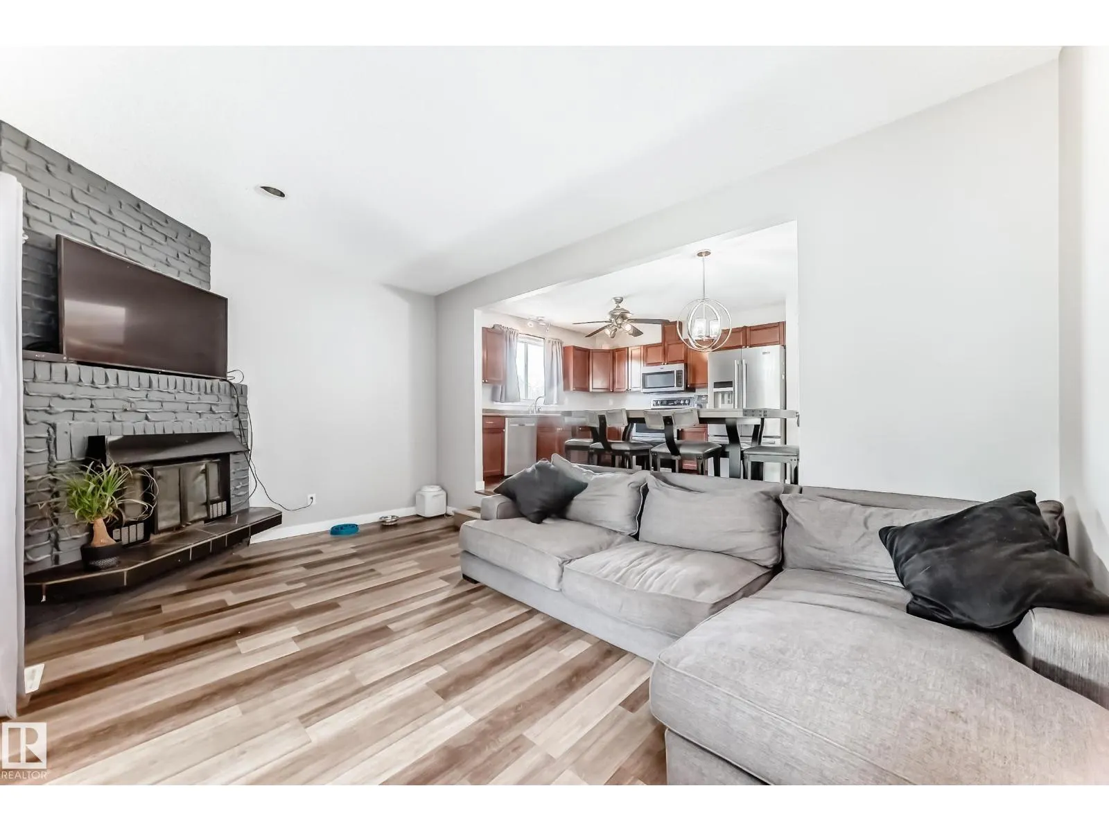 8803 16 AV NW