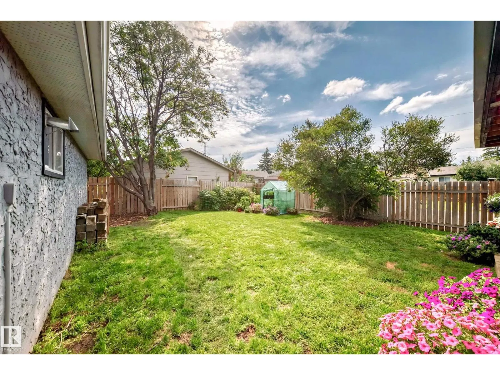 8803 16 AV NW