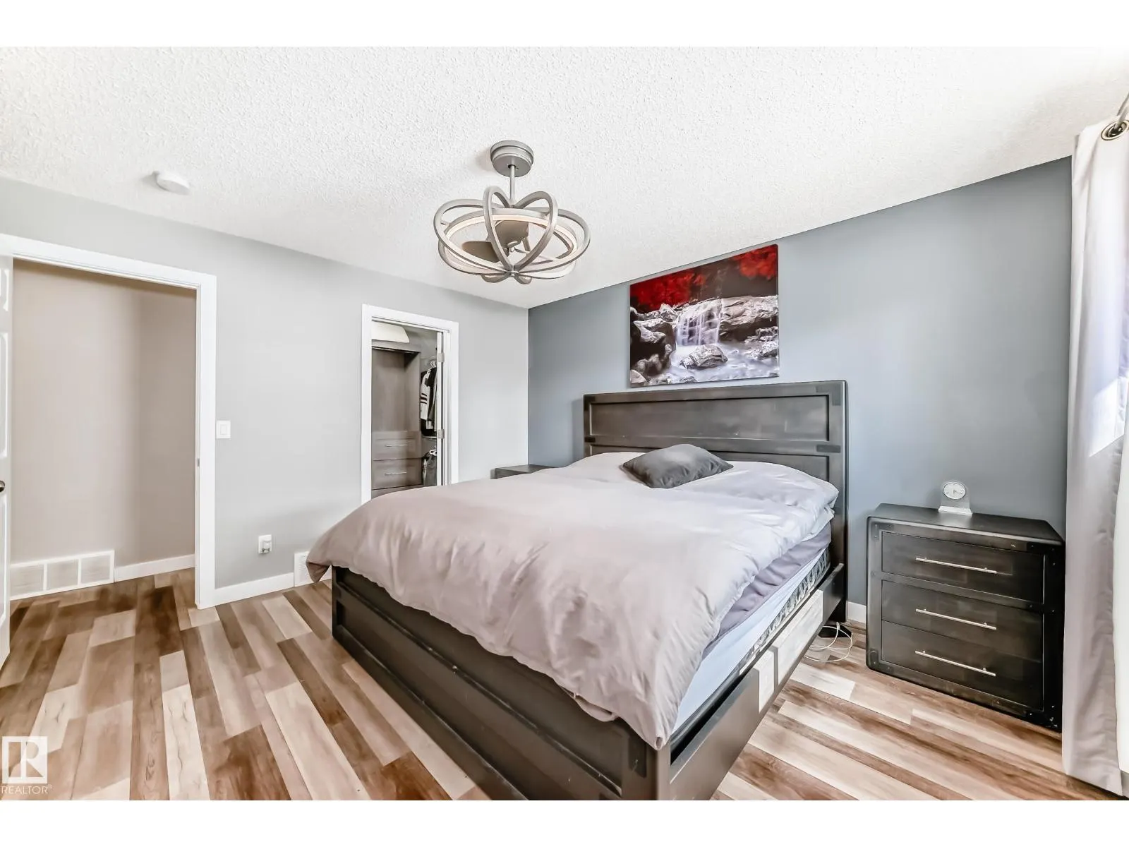8803 16 AV NW