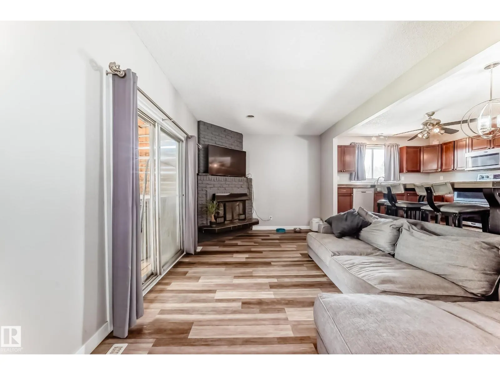 8803 16 AV NW