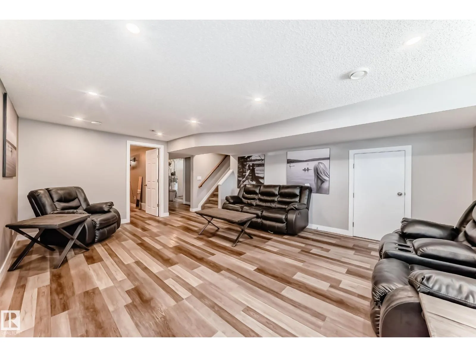 8803 16 AV NW