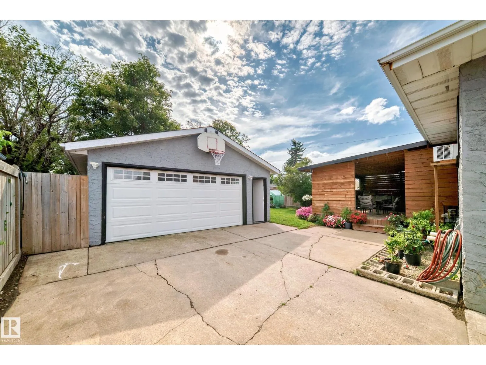 8803 16 AV NW