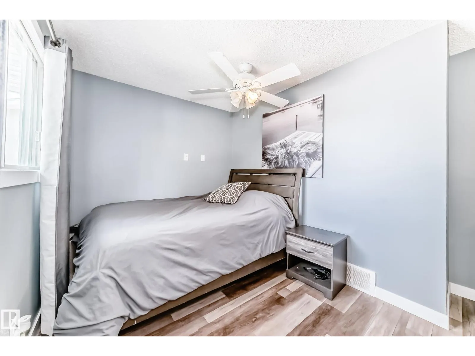 8803 16 AV NW