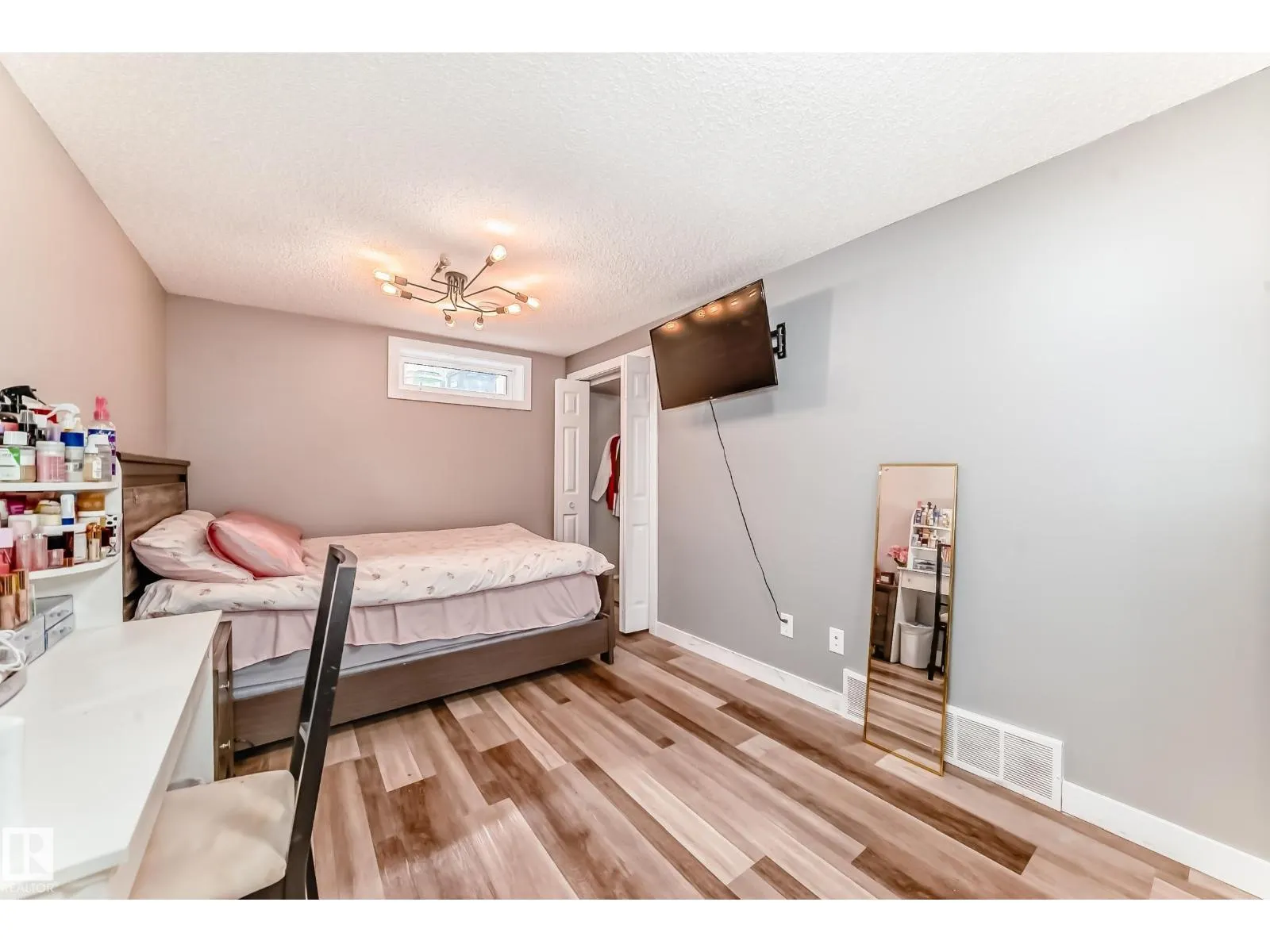 8803 16 AV NW