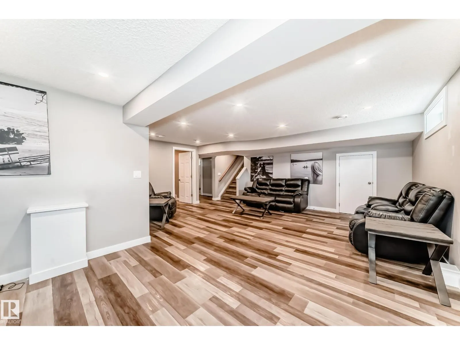 8803 16 AV NW