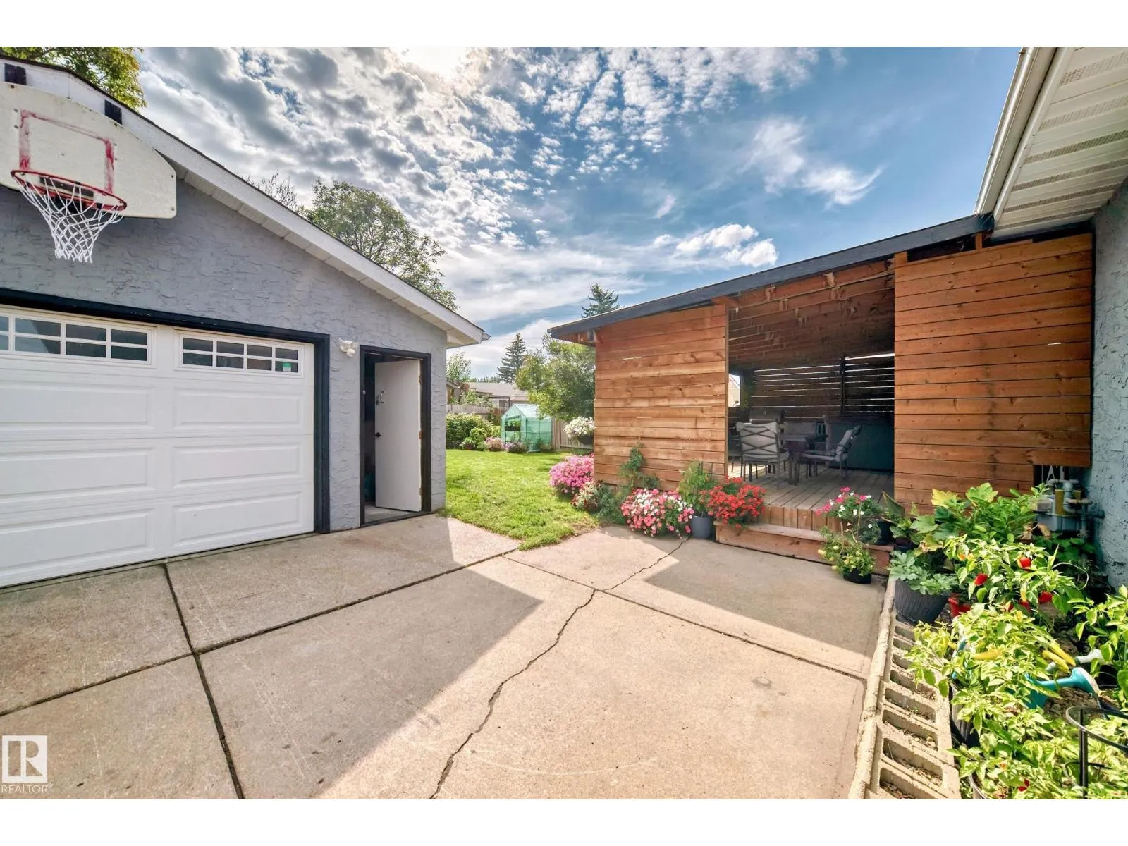 8803 16 AV NW