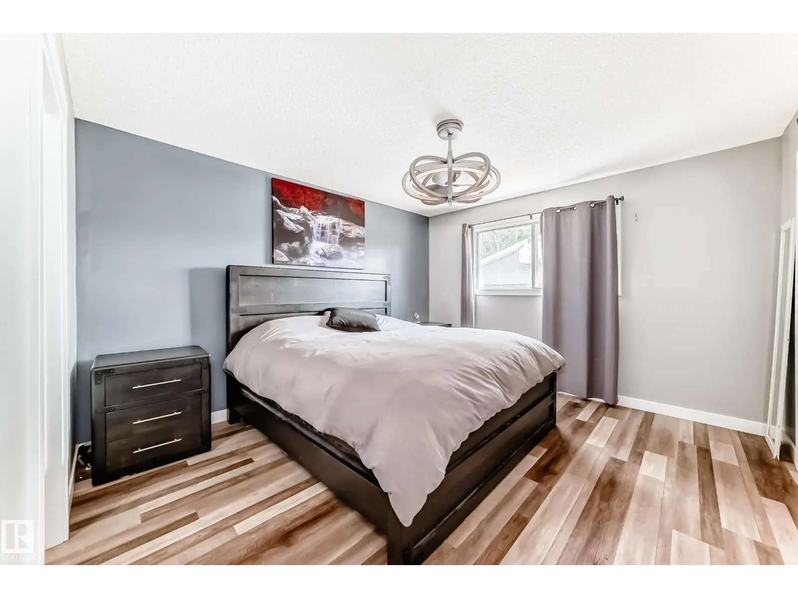 8803 16 AV NW