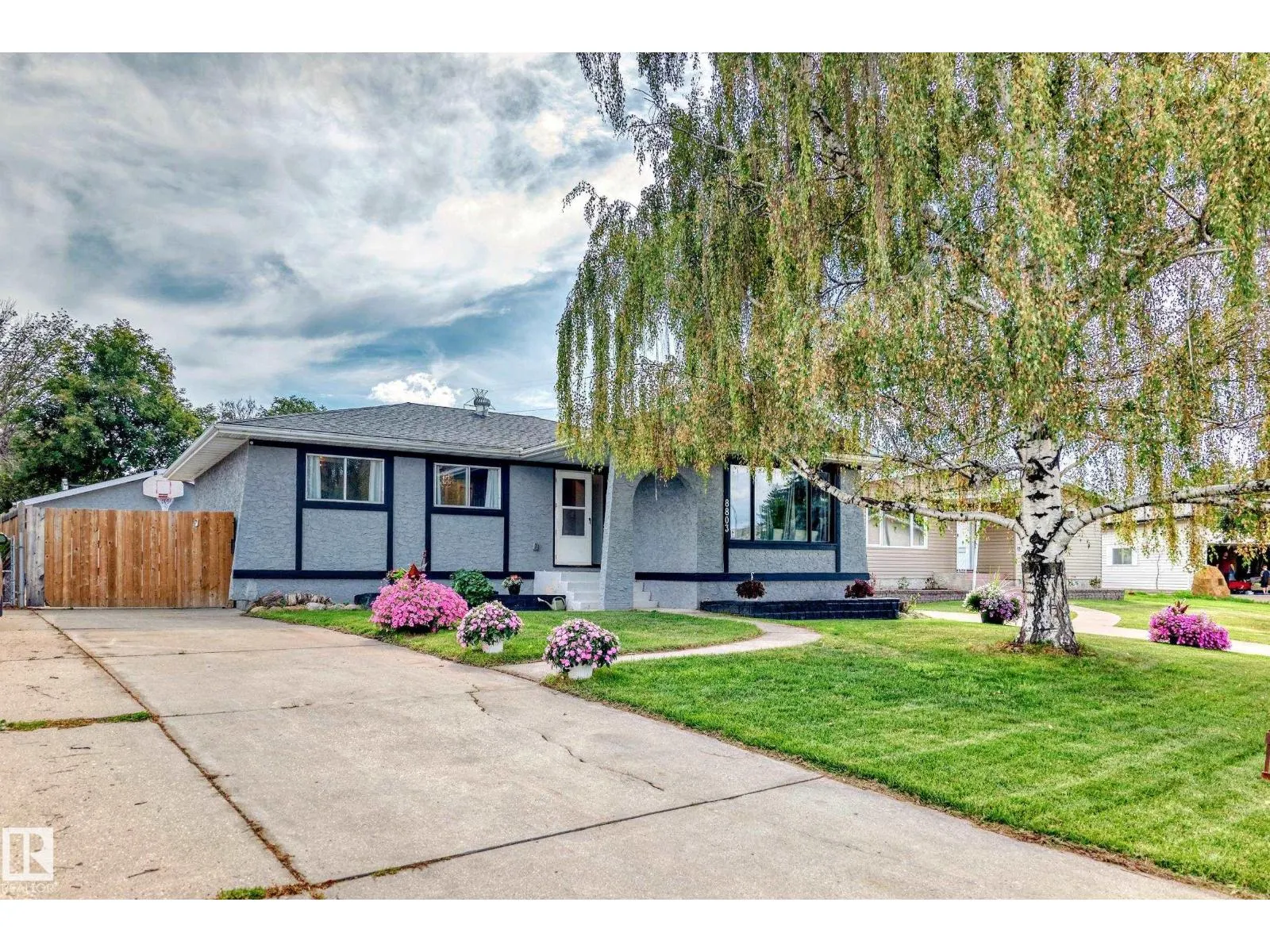8803 16 AV NW
