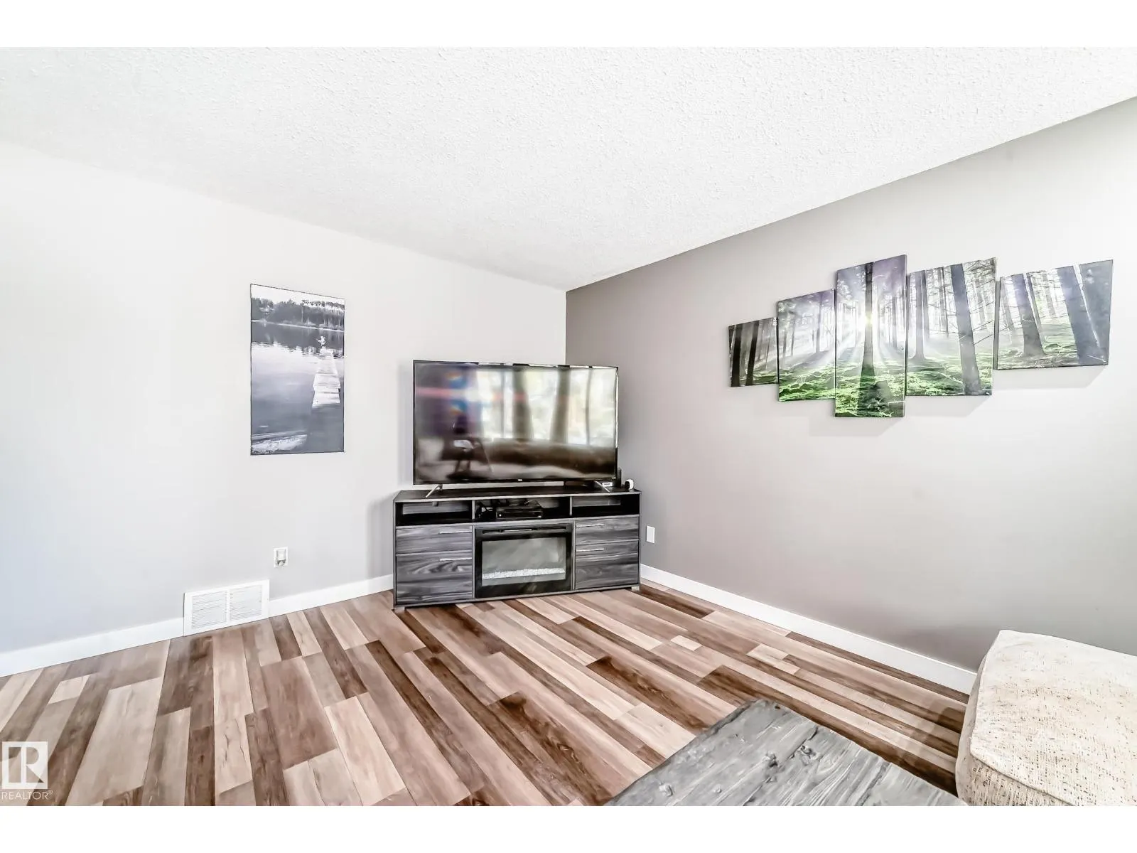 8803 16 AV NW