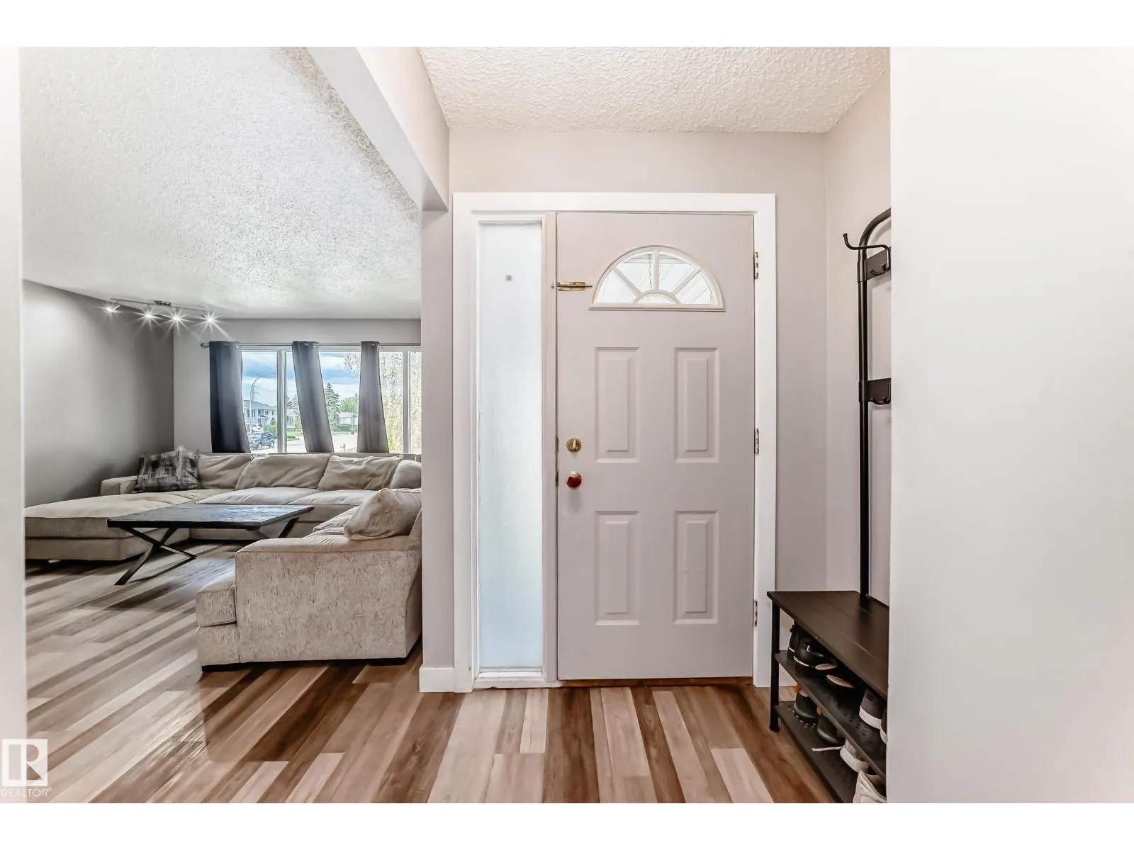 8803 16 AV NW