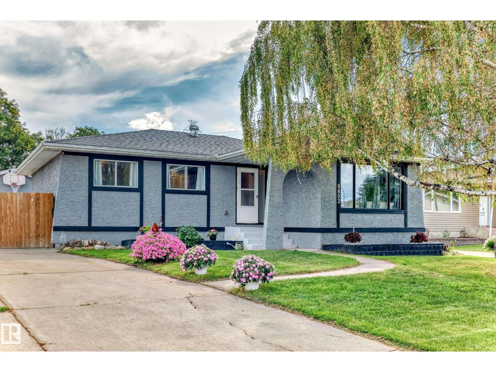 8803 16 AV NW