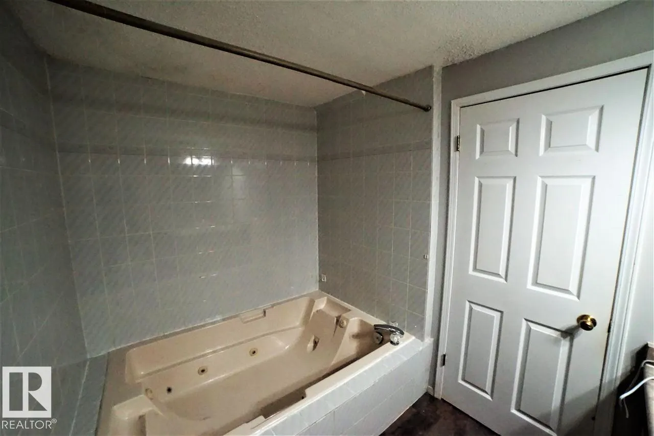 6041 40 AV NW