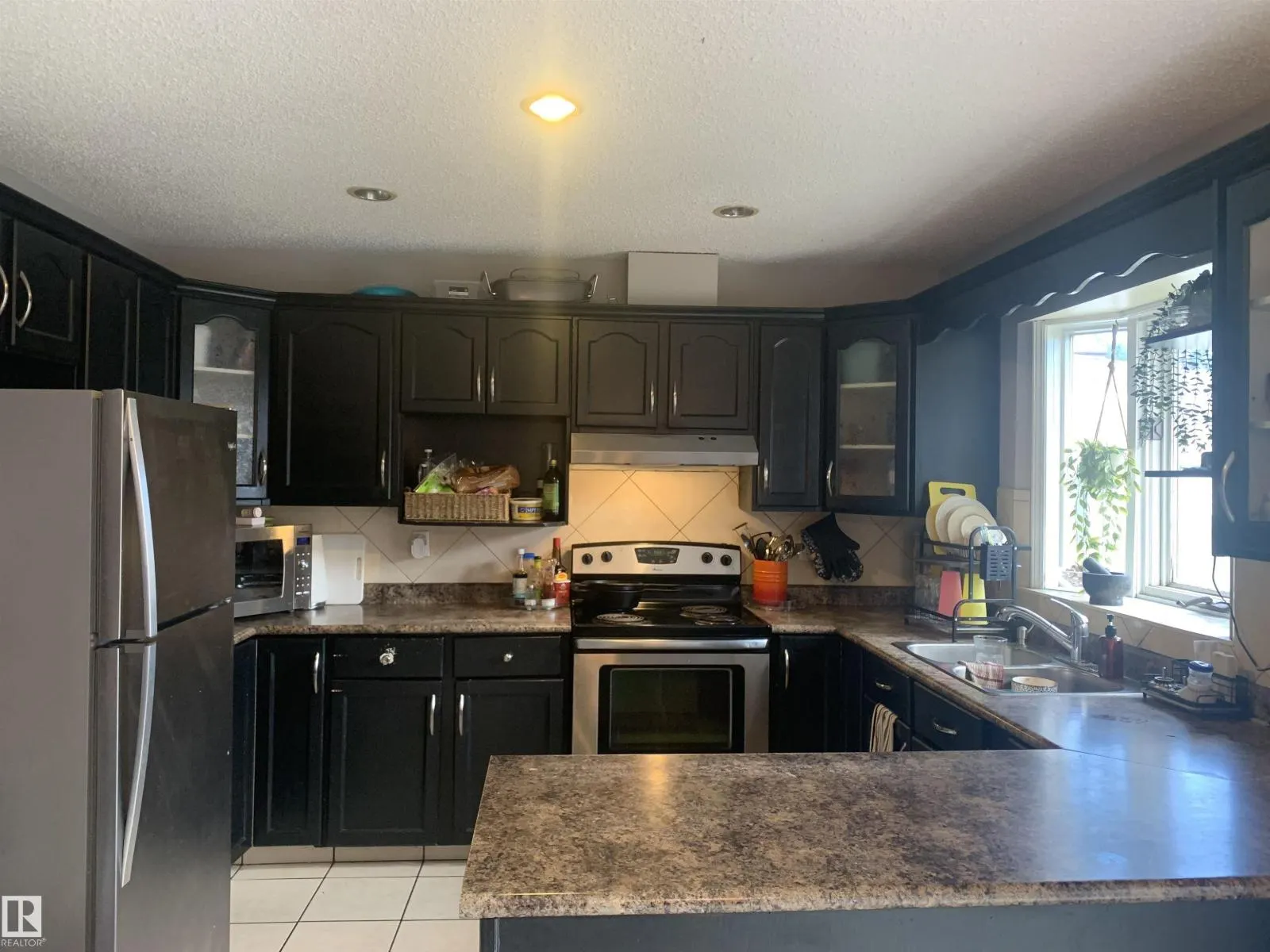 6041 40 AV NW