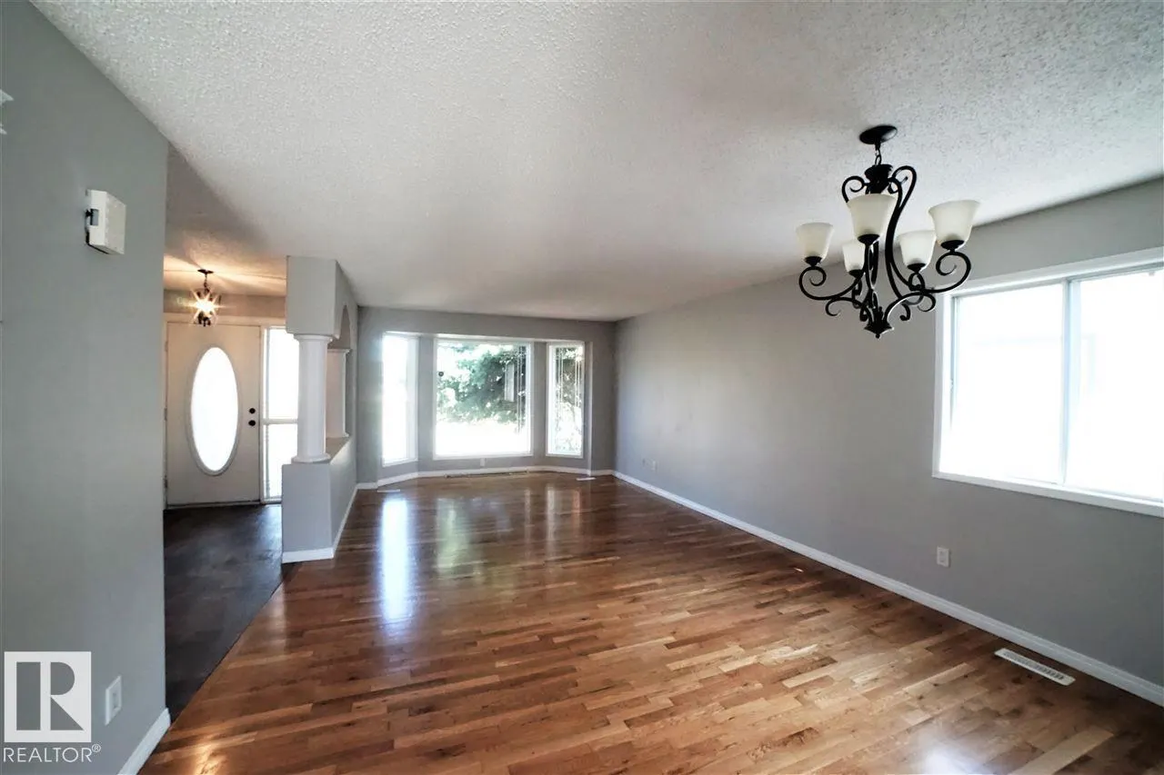 6041 40 AV NW
