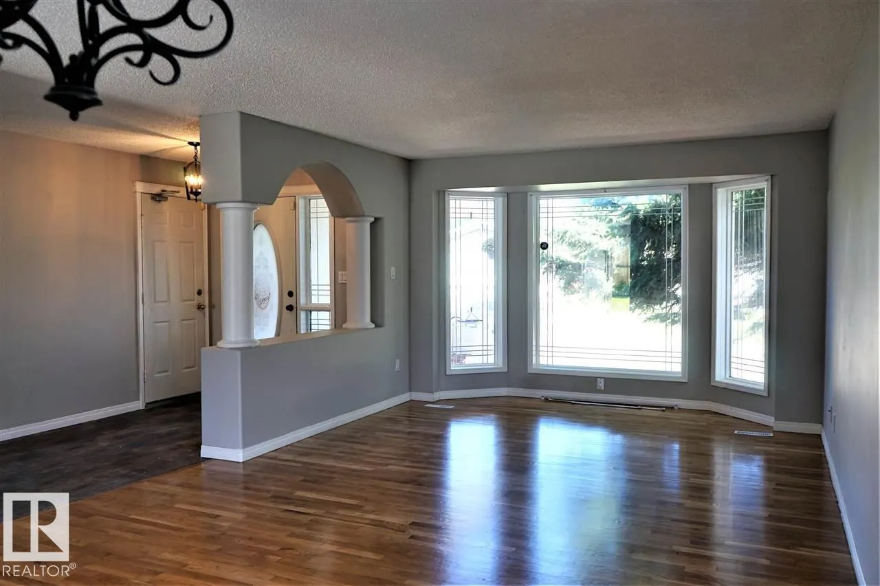 6041 40 AV NW