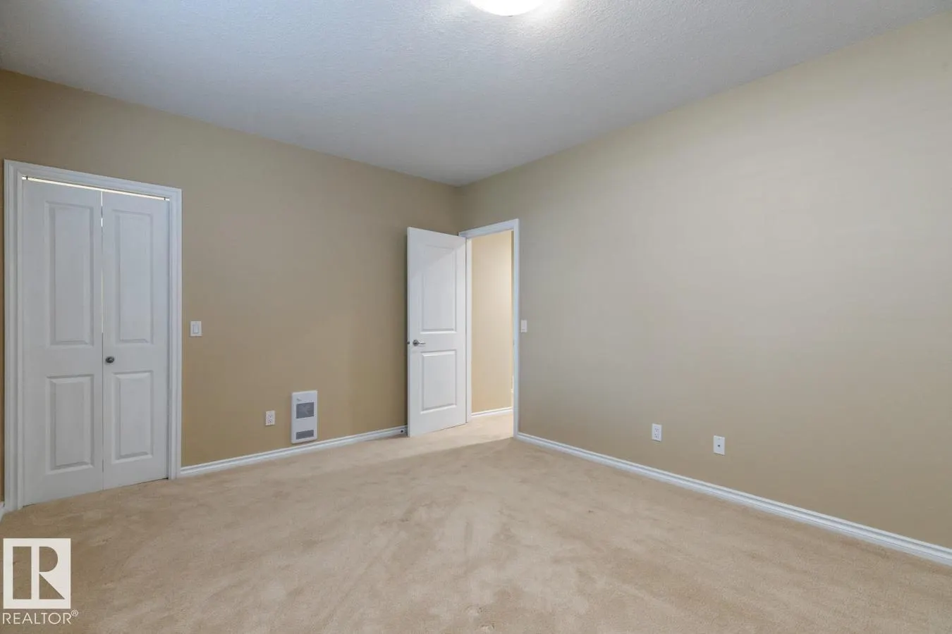 12 COUNTRY CLUB PL