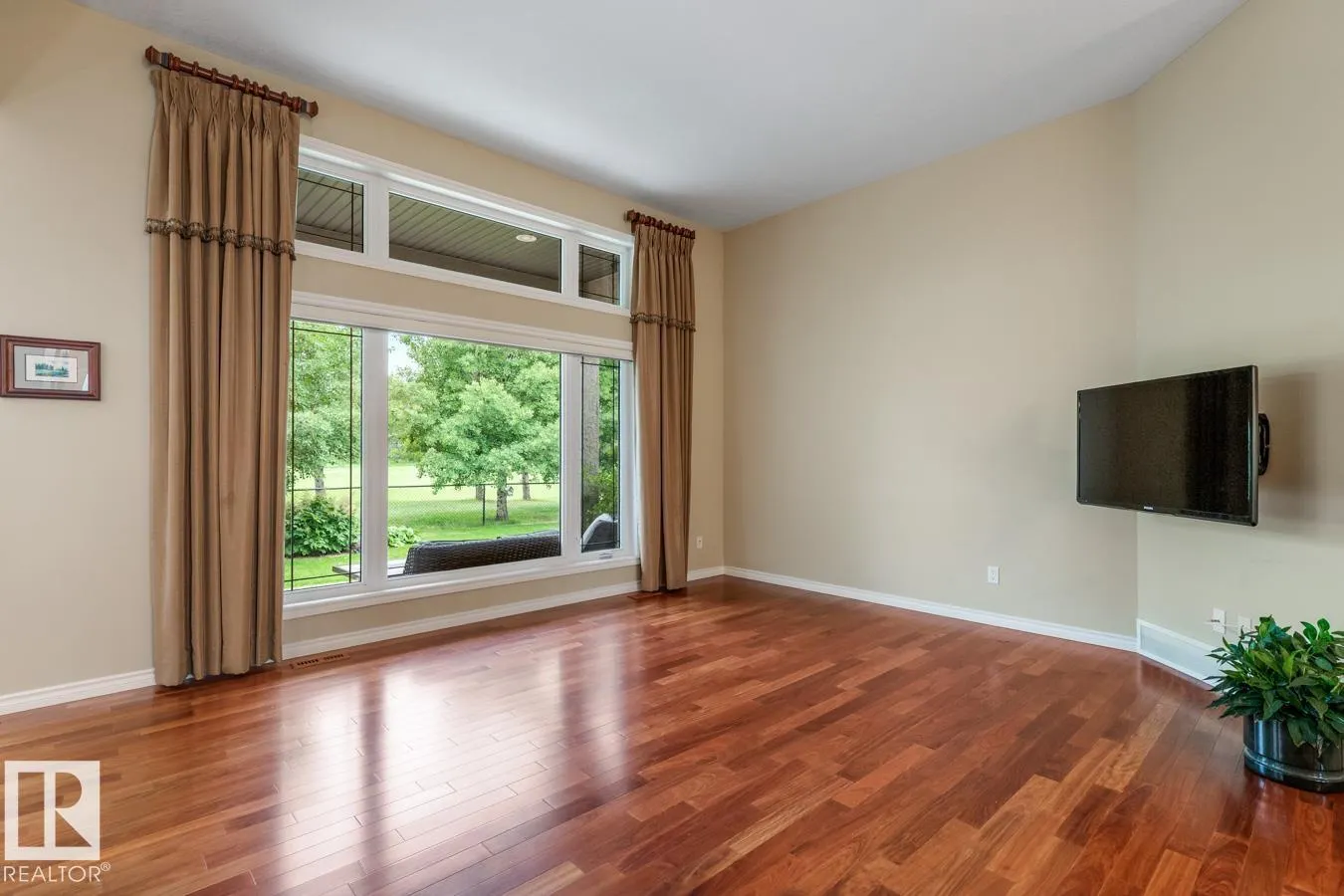 12 COUNTRY CLUB PL