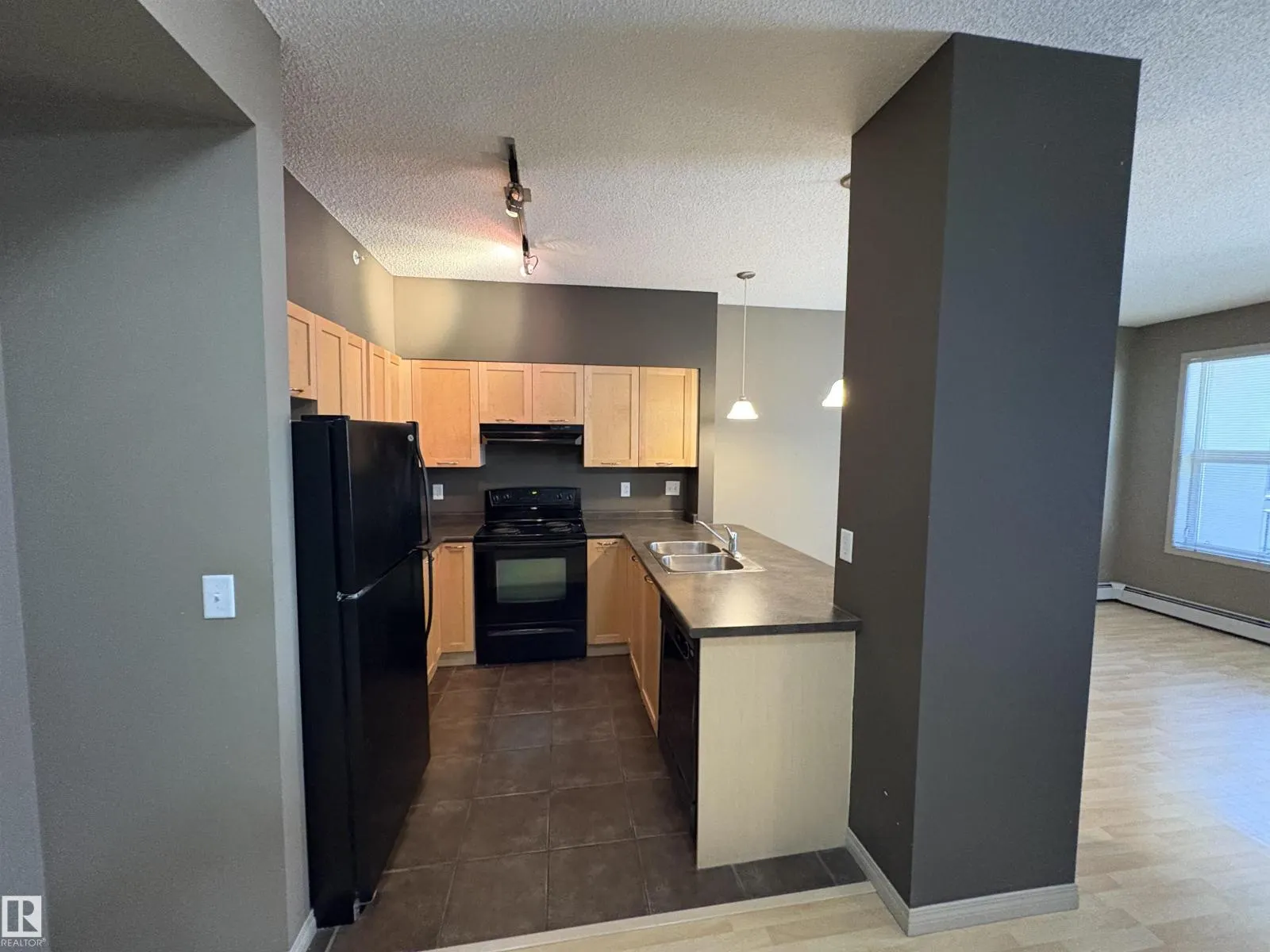 #2-312 4245 139 AV NW