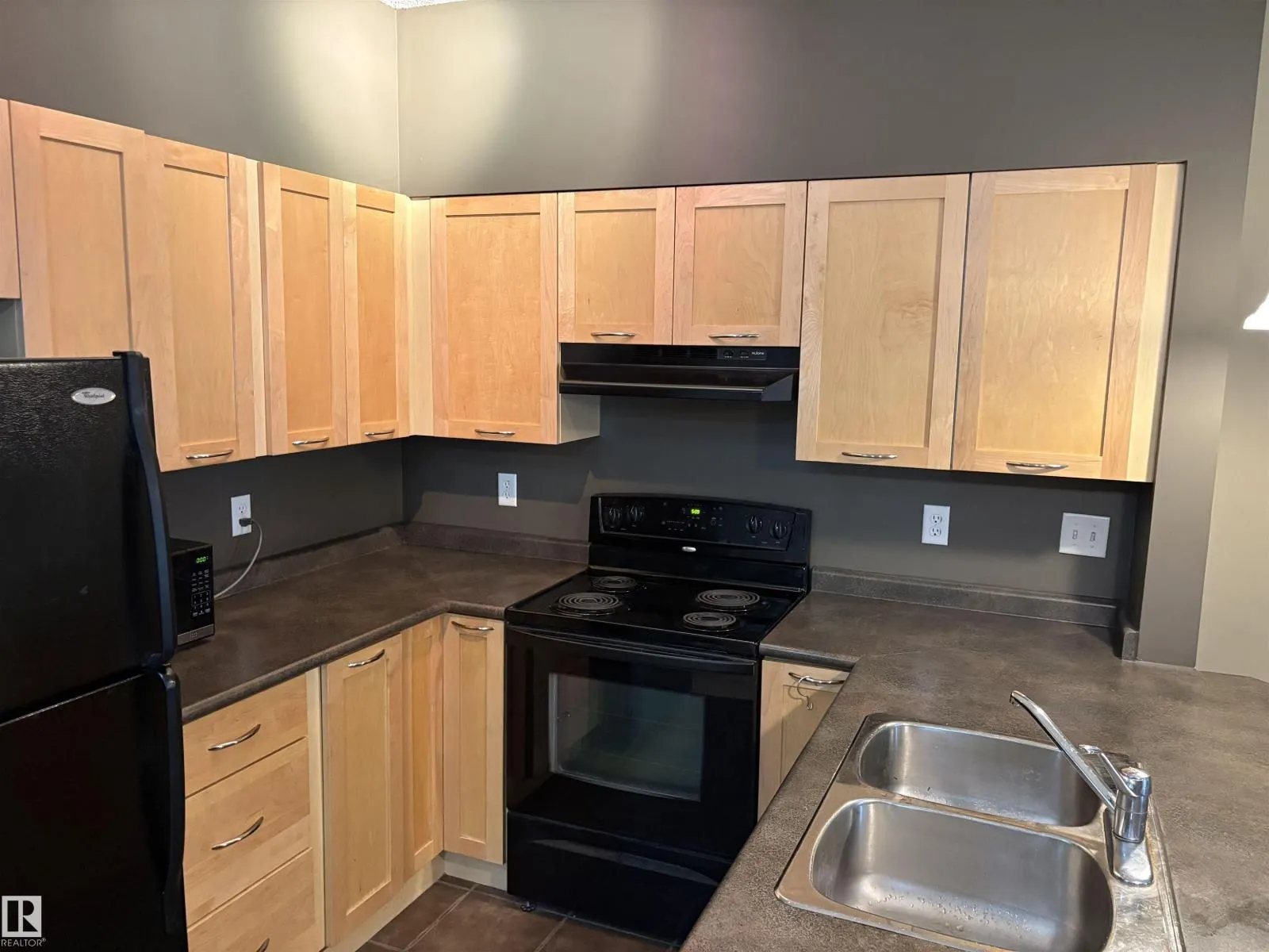 #2-312 4245 139 AV NW