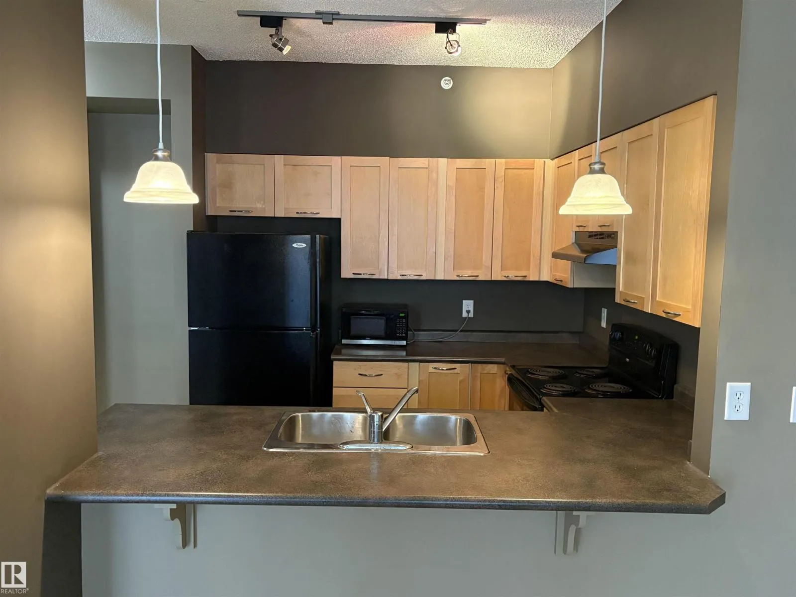 #2-312 4245 139 AV NW