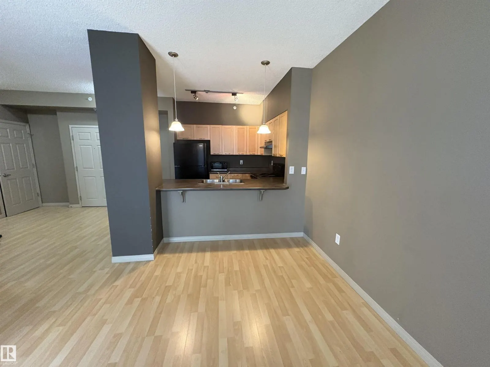 #2-312 4245 139 AV NW