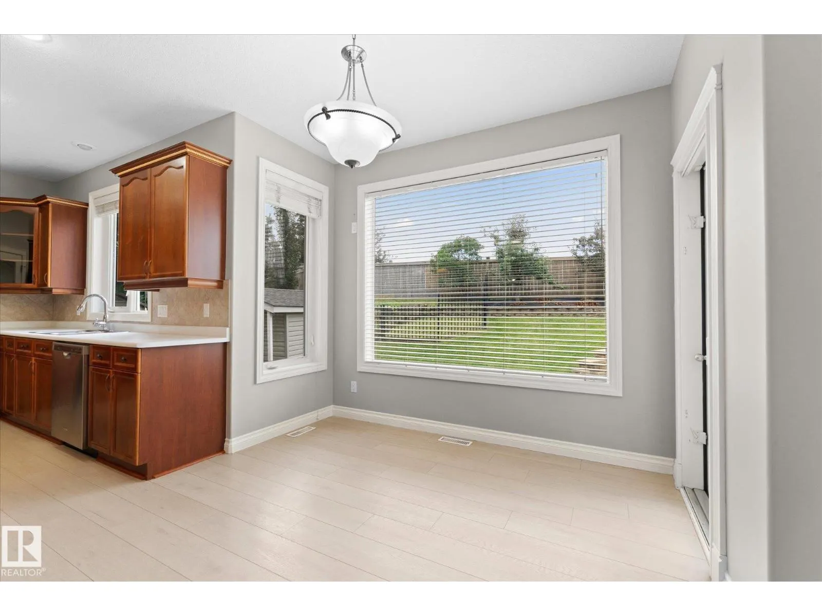 23 LAMPLIGHT CV