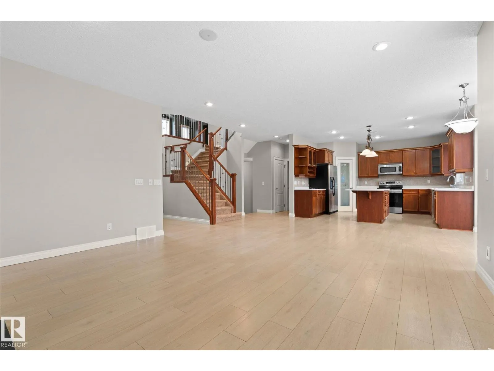 23 LAMPLIGHT CV