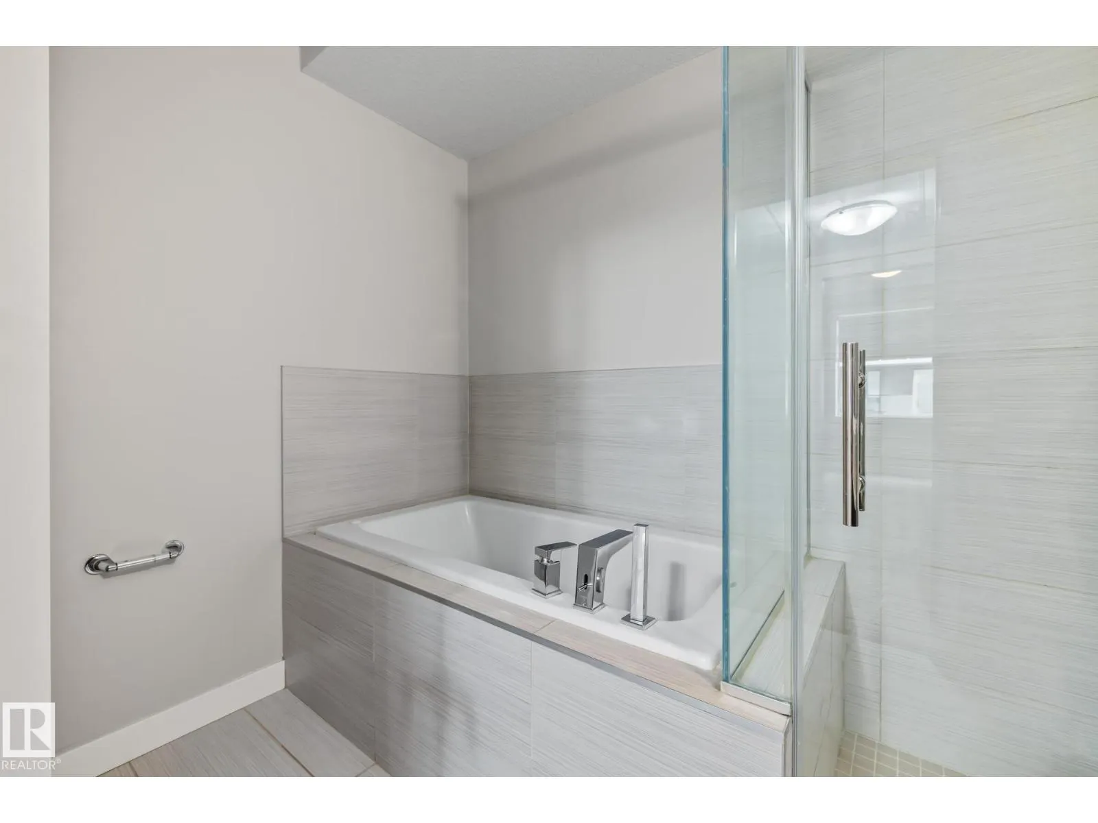 #810 5151 WINDERMERE BV SW