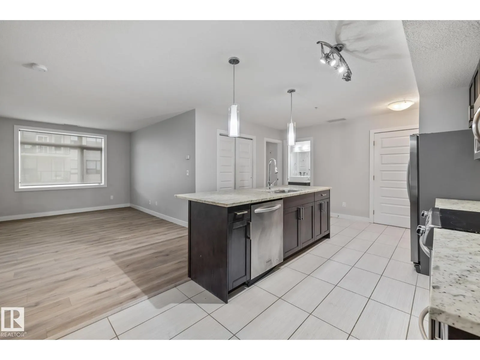#810 5151 WINDERMERE BV SW